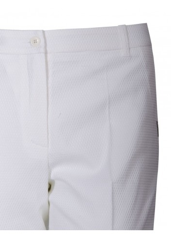 Białe spodnie w tłoczony wzór